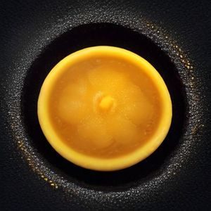 霞晖水蜜桃整颗展示，粉红色外皮细腻绒毛明显，经典水蜜桃品种香气浓郁